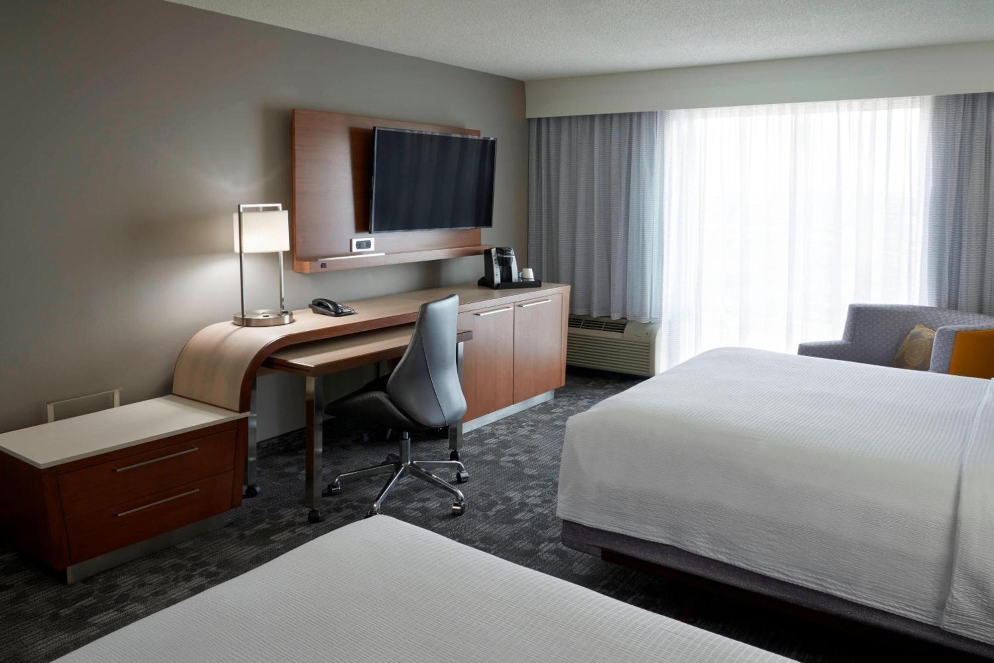 Courtyard By Marriott Toronto Airport Hotel Exterior photo