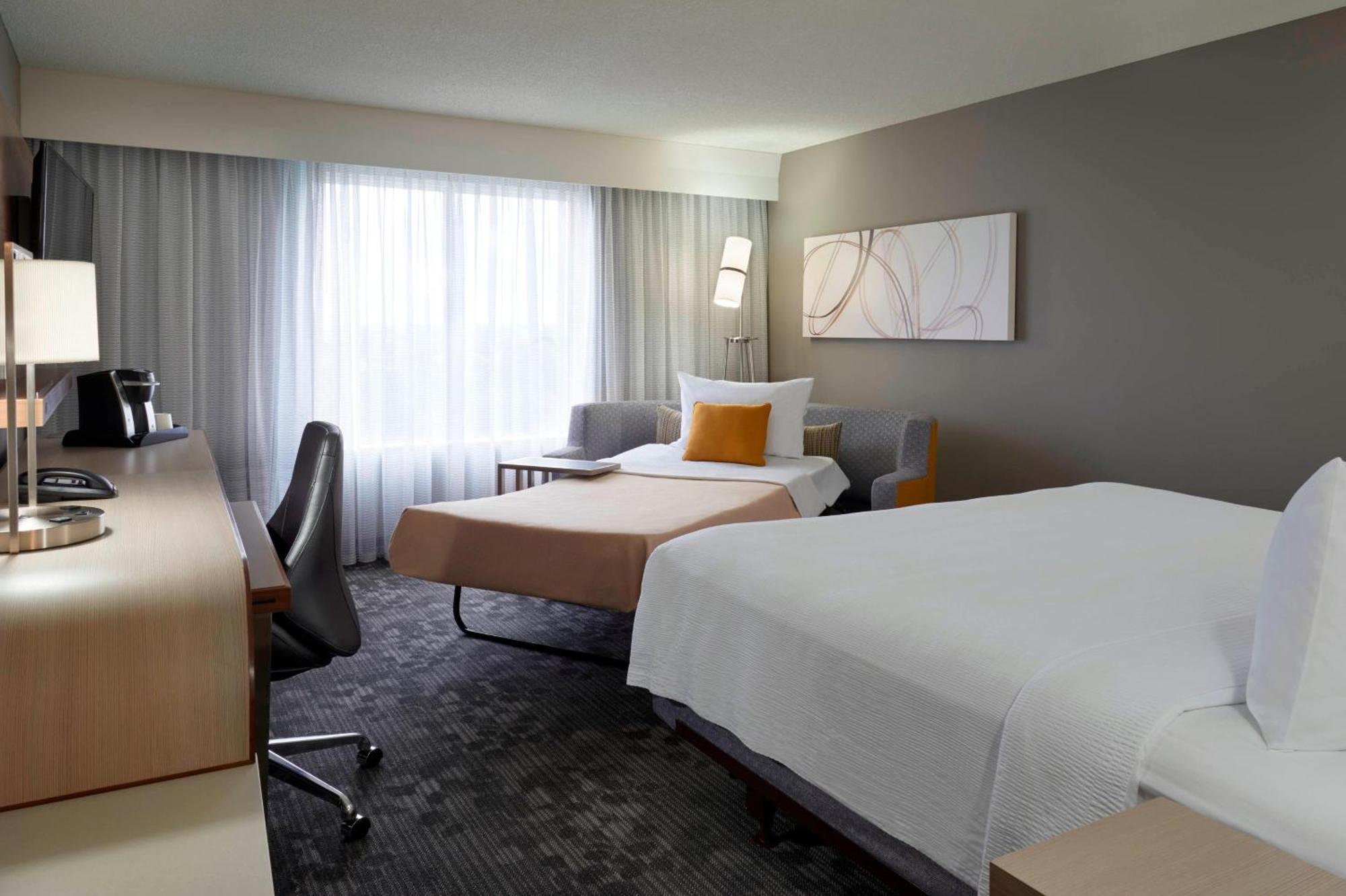 Courtyard By Marriott Toronto Airport Hotel Exterior photo